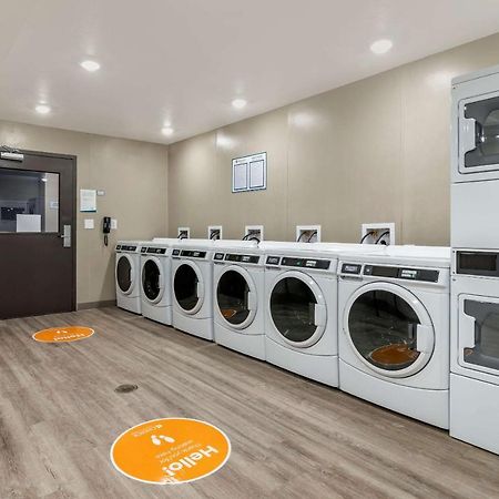 Woodspring Suites Brunswick Bagian luar foto