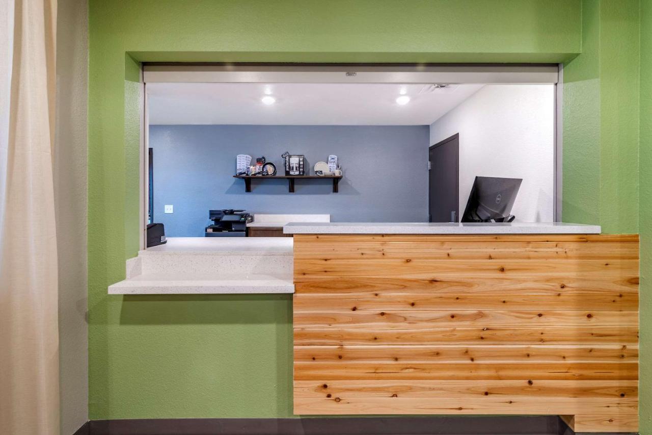 Woodspring Suites Brunswick Bagian luar foto