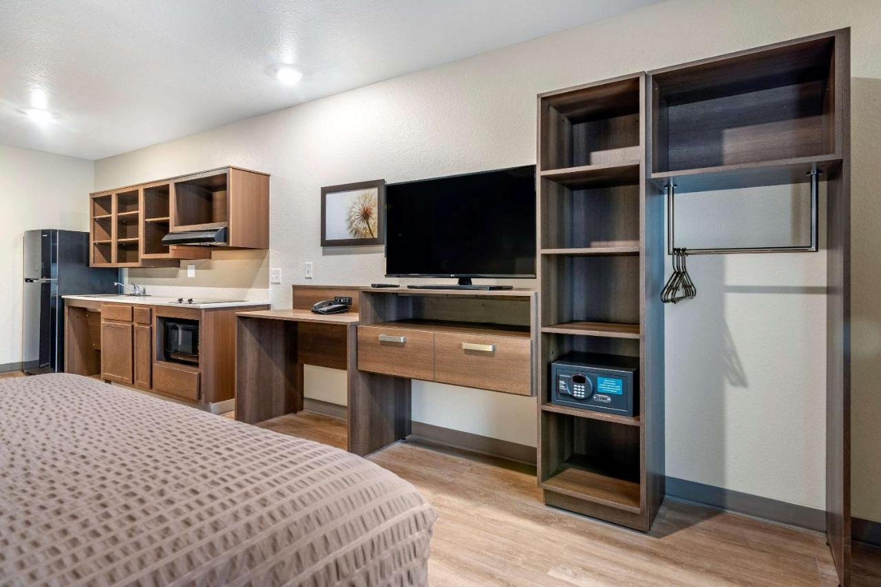 Woodspring Suites Brunswick Bagian luar foto