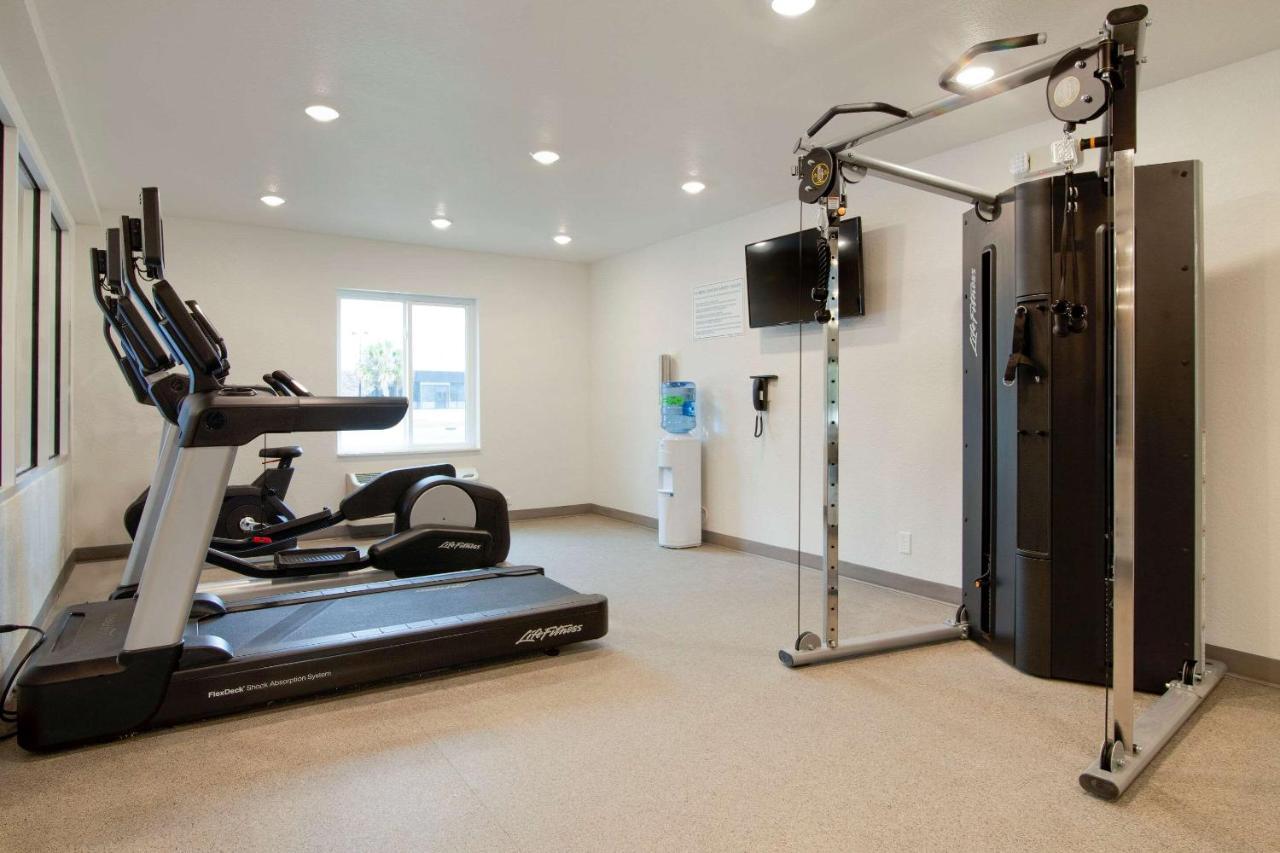 Woodspring Suites Brunswick Bagian luar foto