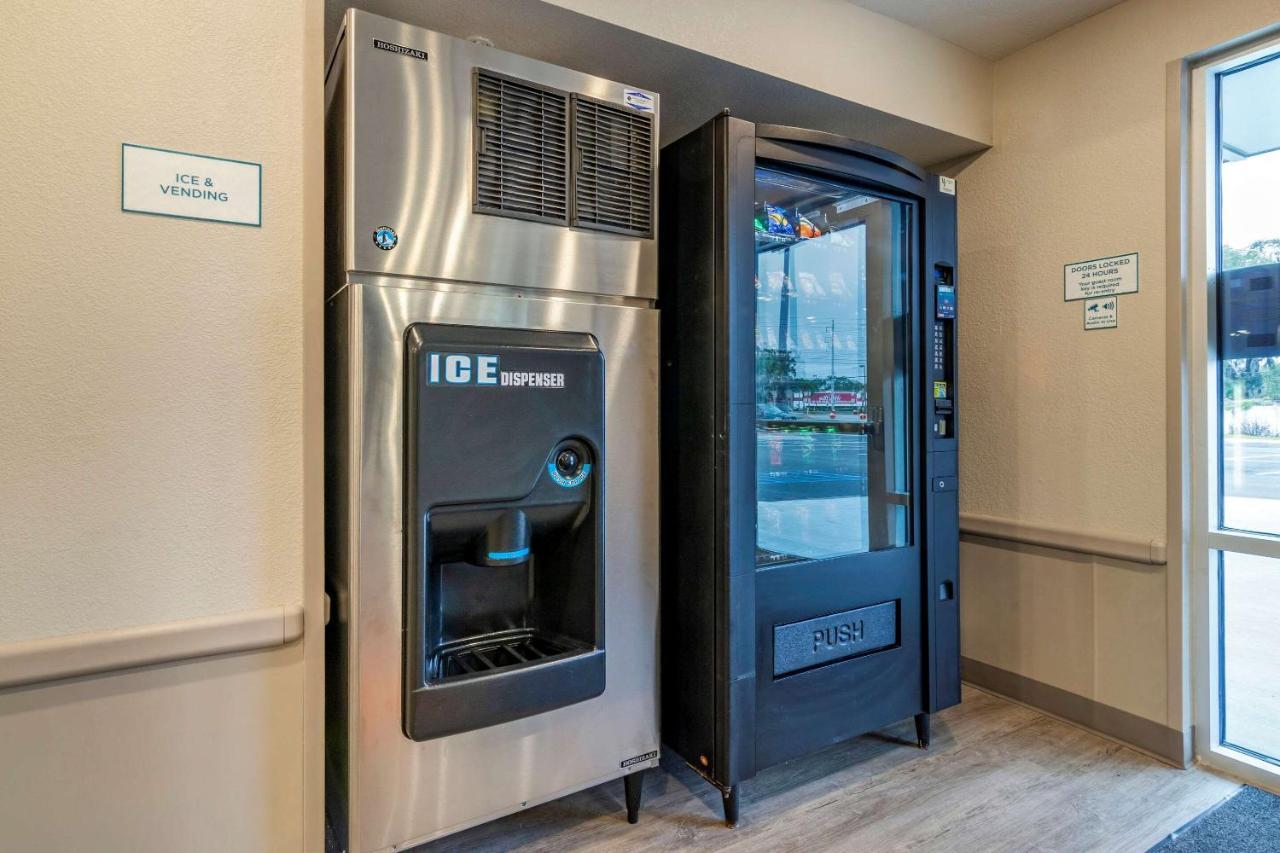 Woodspring Suites Brunswick Bagian luar foto