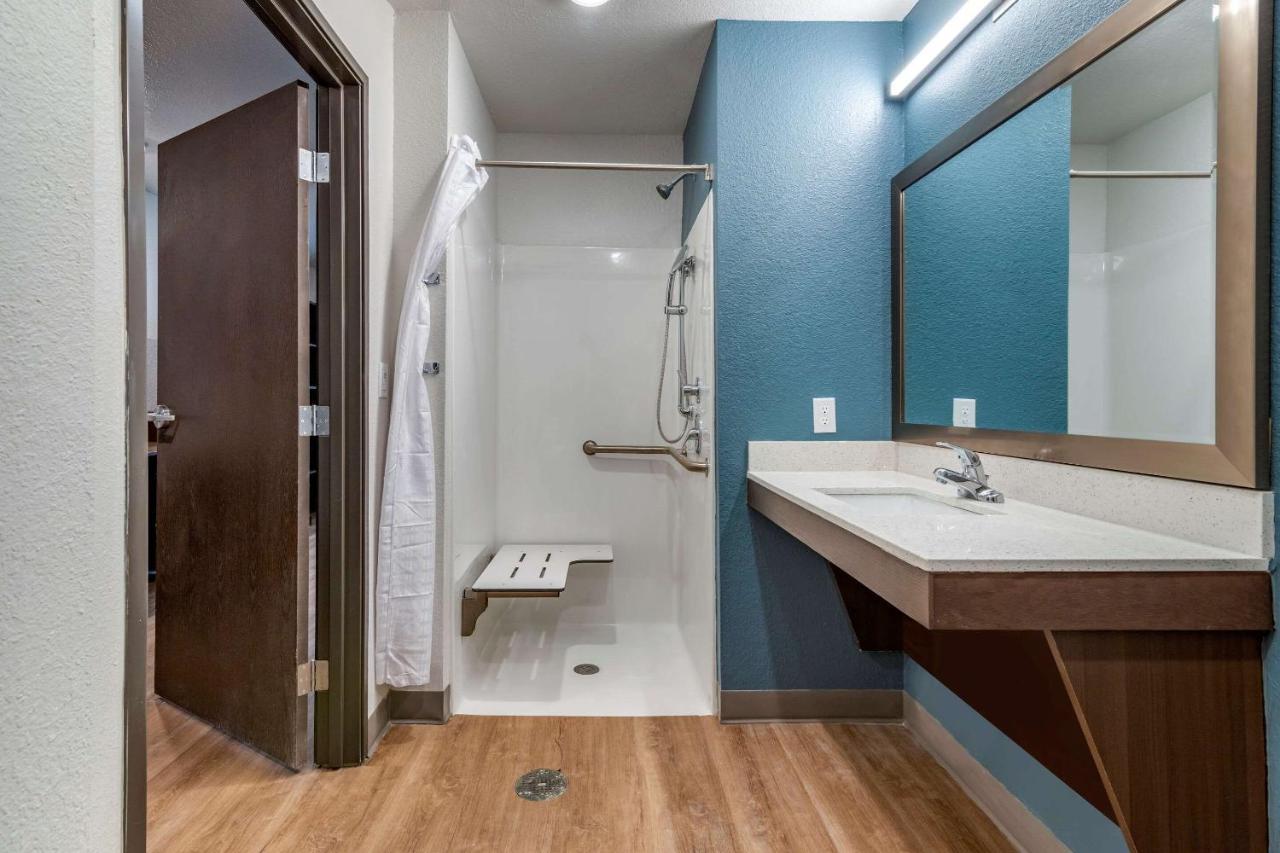 Woodspring Suites Brunswick Bagian luar foto